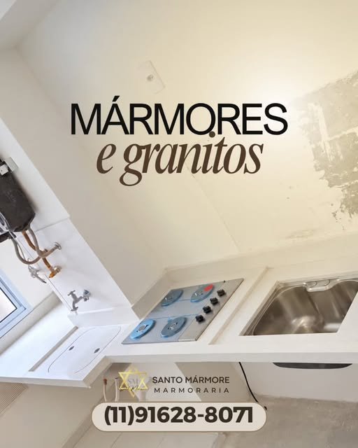 Publicação original da Santo Mármore com sua identidade e uma bancada clara