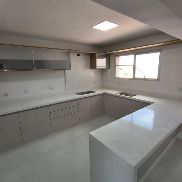 Cozinha com bancada e ilha claras